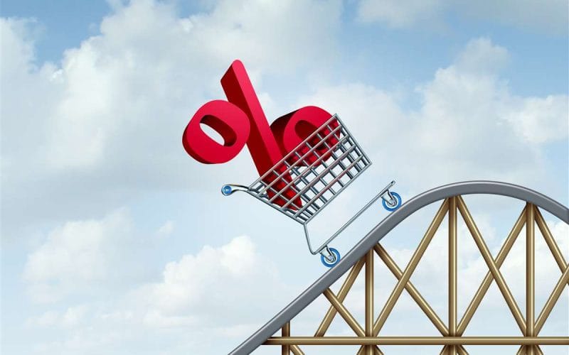 Inflazione, tassi d’interesse e imprese: strategie per navigare la nuova normalità finanziaria. Carrello con simbolo percentuale rosso su una montagna russa, metafora dell’andamento altalenante dei tassi d’interesse e delle dinamiche inflazionistiche per le imprese.