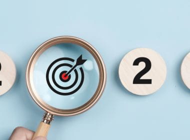 Le novità fiscali 2025: cosa cambia per imprese e privati. Una lente d’ingrandimento inquadra un bersaglio con freccia al centro tra le cifre 2025, simbolo di obiettivi strategici e focus imprenditoriale per l’anno.