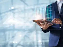 Oltre la banca: 5 strumenti finanziari alternativi che le PMI non stanno sfruttando. Professionista in abito formale utilizza un tablet con grafici digitali in sovrimpressione, rappresentazione della finanza tecnologica e analisi dei dati per l’accesso al credito.