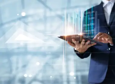 Oltre la banca: 5 strumenti finanziari alternativi che le PMI non stanno sfruttando. Professionista in abito formale utilizza un tablet con grafici digitali in sovrimpressione, rappresentazione della finanza tecnologica e analisi dei dati per l’accesso al credito.