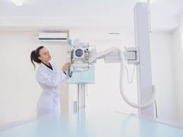 Leasing strumentale e operativo. Tecnico sanitario utilizza apparecchiatura diagnostica avanzata, simbolo del leasing strumentale e operativo per investimenti in tecnologia medica.