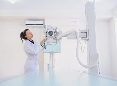 Leasing strumentale e operativo. Tecnico sanitario utilizza apparecchiatura diagnostica avanzata, simbolo del leasing strumentale e operativo per investimenti in tecnologia medica.