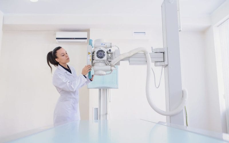 Leasing strumentale e operativo. Tecnico sanitario utilizza apparecchiatura diagnostica avanzata, simbolo del leasing strumentale e operativo per investimenti in tecnologia medica.