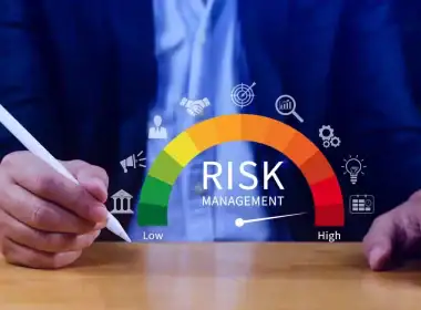 Costruire valore in tempi incerti: la gestione della liquidità come asset strategico. Mani di un professionista con penna digitale che interagisce con un indicatore di gestione del rischio colorato da verde a rosso, rappresentante il livello di rischio da basso ad alto.