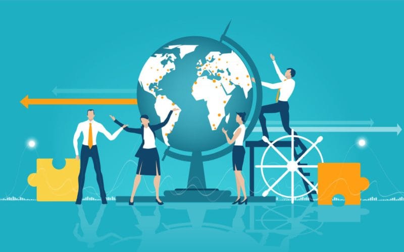GrifoNews: magazine di economia e cultura economica. Internazionalizzazione delle PMI: strumenti finanziari e strategie per competere all’estero. Illustrazione di un team aziendale che lavora attorno a un mappamondo, con frecce direzionali e simboli di puzzle, rappresentando la crescita globale delle piccole e medie imprese.
