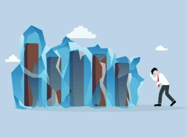 L’economia italiana nel 2025: resilienza o stagnazione? Illustrazione concettuale di un uomo d’affari preoccupato davanti a colonne di dati congelate nel ghiaccio, simbolo di crisi economica, blocco finanziario o stagnazione del business.