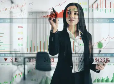 Dall’assicuratore al consulente multitasking: l’evoluzione dei professionisti della finanza. Donna in abito professionale che analizza grafici digitali di borsa e dati finanziari su un pannello trasparente virtuale, rappresentando l’uso della tecnologia nella consulenza finanziaria.