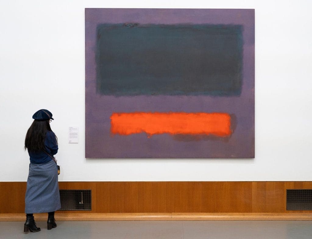 Un Rothko danneggiato, l’arte come bene rifugio e la fragilità dell’inestimabile. Un incidente in un museo di Rotterdam riaccende il dibattito sul valore reale dell’arte contemporanea: dietro le superfici monocrome, storia, emozioni e strategie finanziarie.