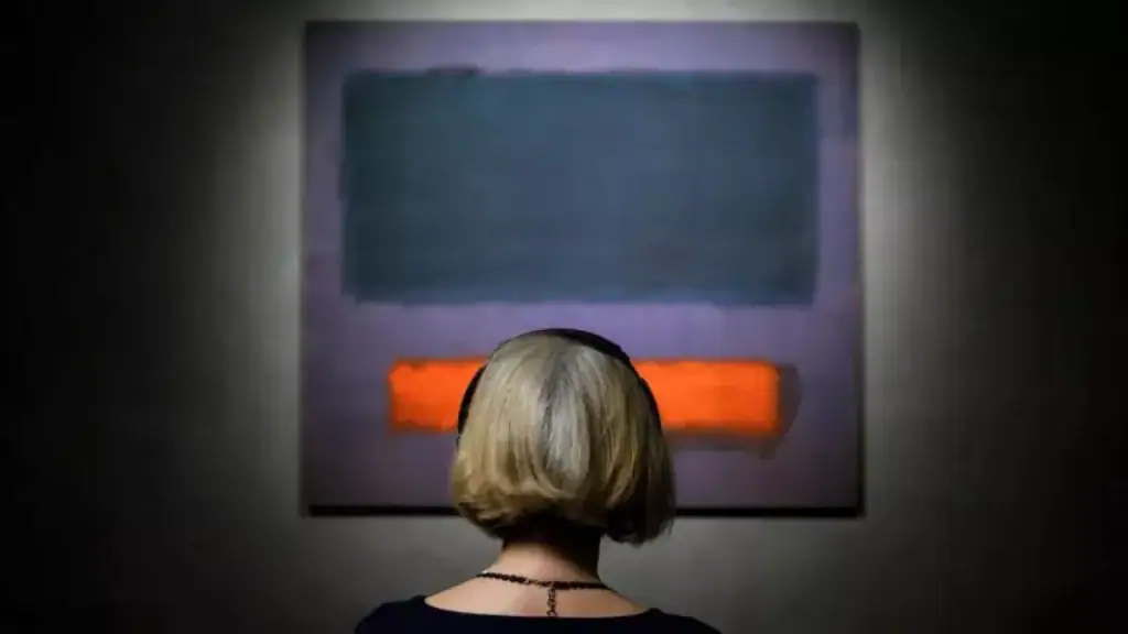 Un Rothko danneggiato, l’arte come bene rifugio e la fragilità dell’inestimabile. Un incidente in un museo di Rotterdam riaccende il dibattito sul valore reale dell’arte contemporanea: dietro le superfici monocrome, storia, emozioni e strategie finanziarie.