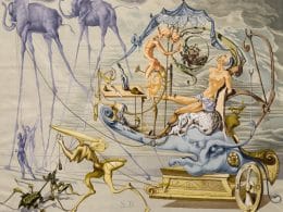 Quadro surrealista con figure fantastiche: una figura femminile distesa su un carro, elefanti su zampe sottili, insetti umanoidi e simboli onirici in un paesaggio irreale.