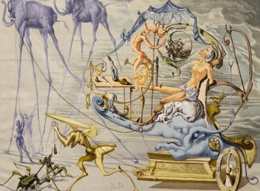 Quadro surrealista con figure fantastiche: una figura femminile distesa su un carro, elefanti su zampe sottili, insetti umanoidi e simboli onirici in un paesaggio irreale.