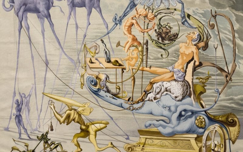 Quadro surrealista con figure fantastiche: una figura femminile distesa su un carro, elefanti su zampe sottili, insetti umanoidi e simboli onirici in un paesaggio irreale.