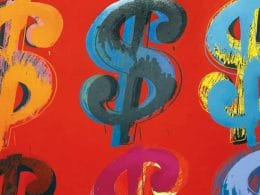 Art lending. Opera pop art con sei simboli del dollaro colorati su sfondo rosso acceso; stile riconducibile a Andy Warhol, espressione della cultura del consumo e del denaro.