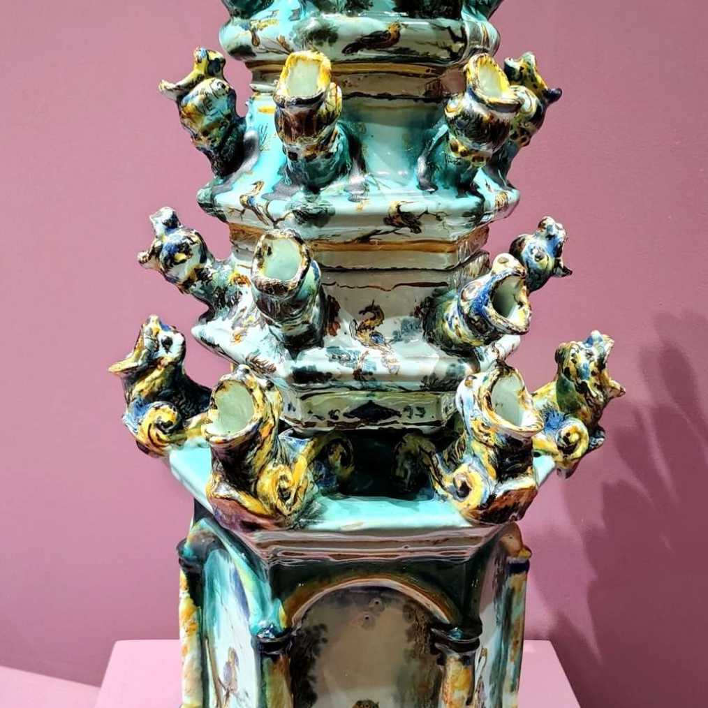 Investire nei bulbi di tulipano: una scommessa finanziaria del '600 finita nel primo crack speculativo della storia. Giovani collezionisti e artiste donne al centro della scena contemporanea
Colori accesi, forme oniriche e provocazione visiva: l’arte oggi non è solo bellezza, ma anche asset strategico. Cresce il numero di under 35 che acquistano arte come investimento, con una netta preferenza per opere di artiste donne. Scopri perché il mercato guarda al femminile e come il valore simbolico delle opere si trasforma in valore economico.