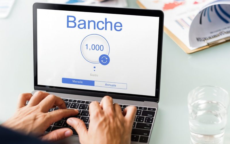 Digital banking: chermata di online banking su laptop, simbolo del ranking digitale aziendale