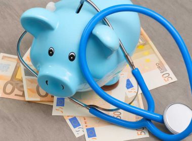 Spesa sanitaria e risparmio: concetto illustrato con salvadanaio e stetoscopio