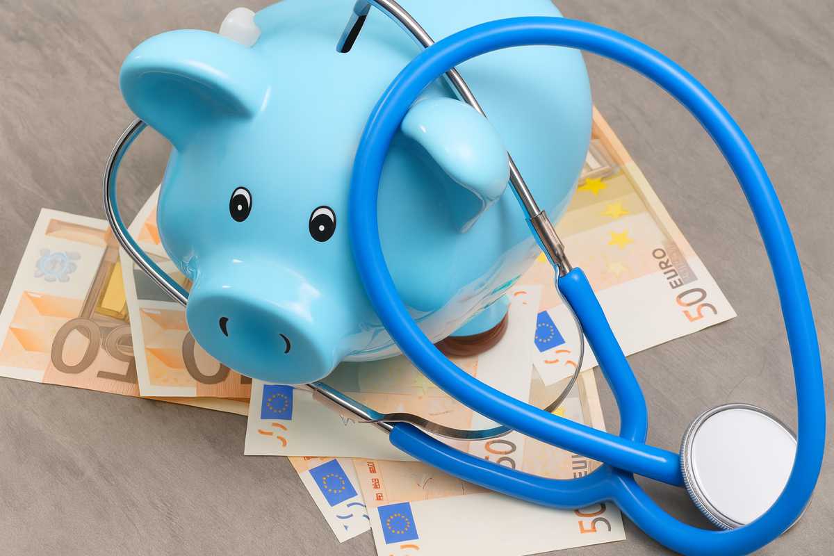 Spesa sanitaria e risparmio: concetto illustrato con salvadanaio e stetoscopio