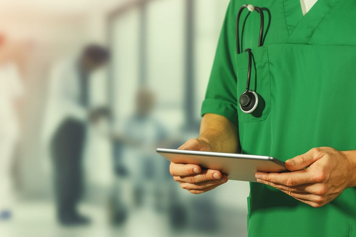 Quale futuro per le famiglie italiane? Medico in camice verde con tablet e stetoscopio, simbolo della spesa sanitaria