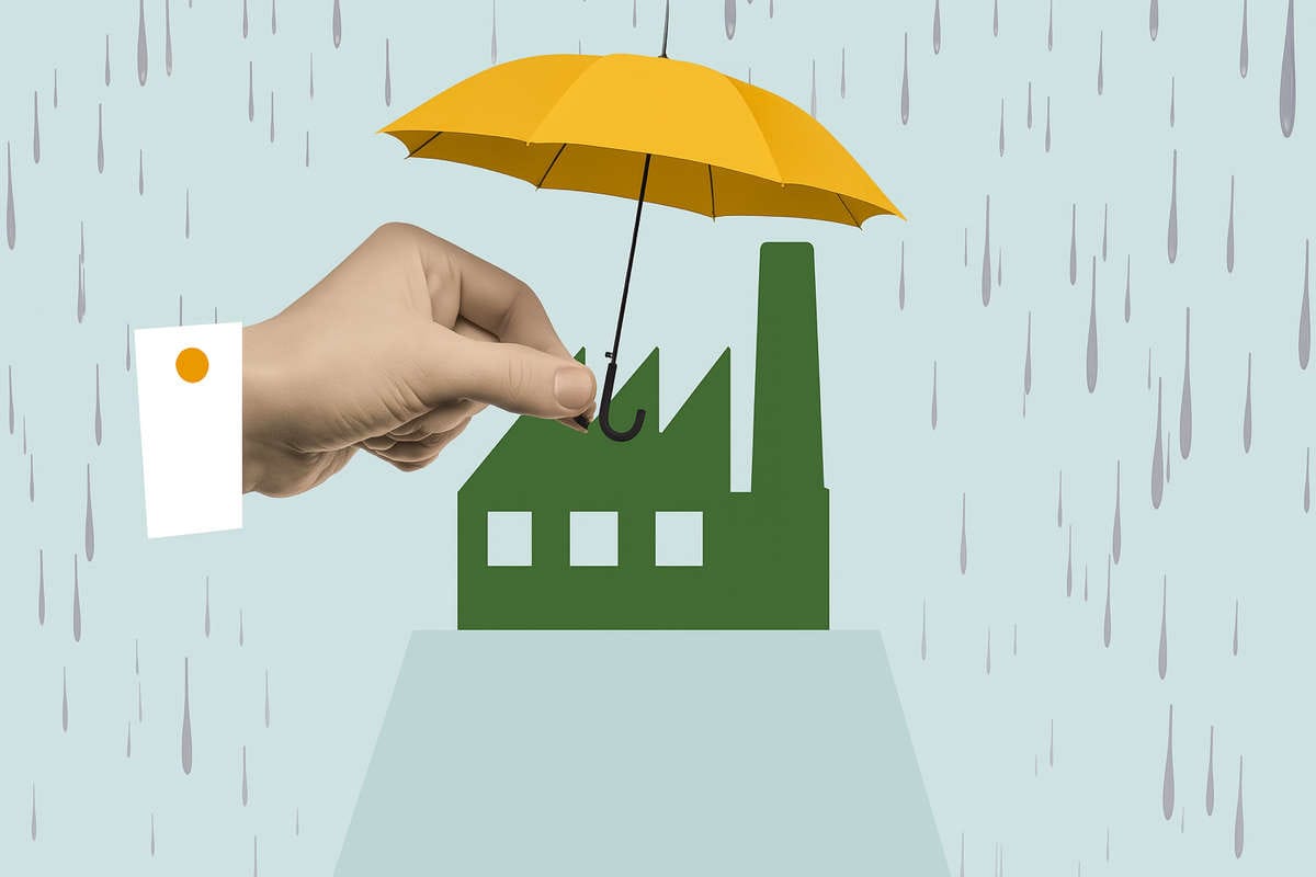 Una mano regge un ombrello giallo sopra una fabbrica stilizzata sotto la pioggia, a simboleggiare la protezione offerta dalle assicurazioni catastrofali.