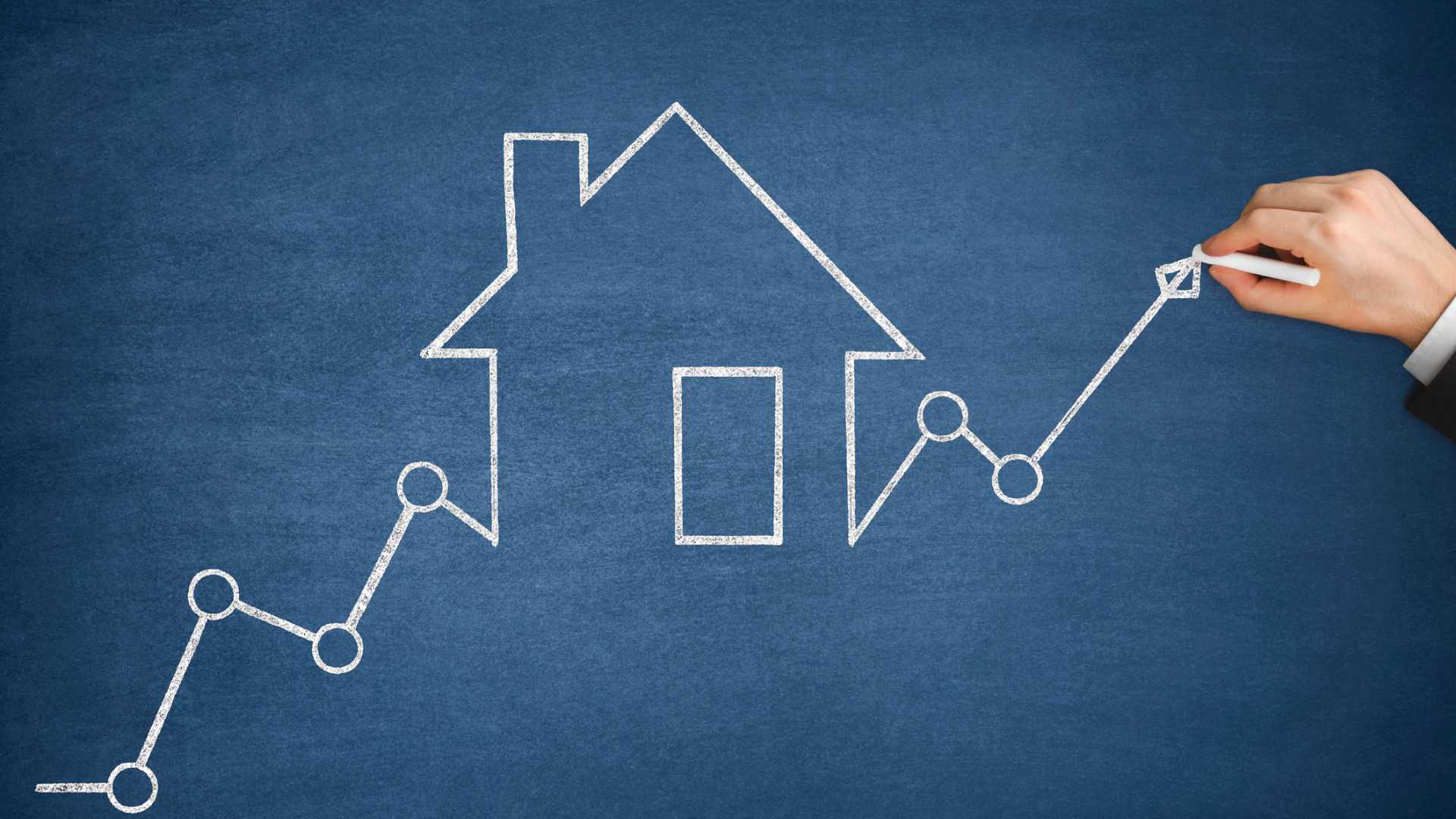 Crowdfunding immobiliare: quando l’investimento collettivo apre le porte del mattone anche ai piccoli risparmiatori. Crowdfunding immobiliare. Grafico a linea crescente con cerchi di raccordo e freccia finale, disegnato con gesso bianco su una lavagna blu, che attraversa una sagoma stilizzata di una casa.
