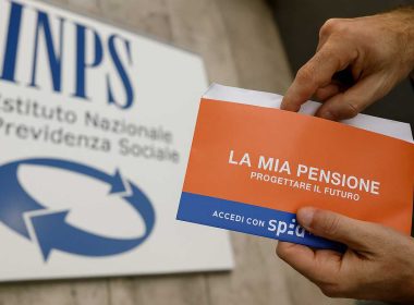 Mani che tengono un documento “La mia pensione” davanti a un’insegna INPS, simbolo della gestione separata