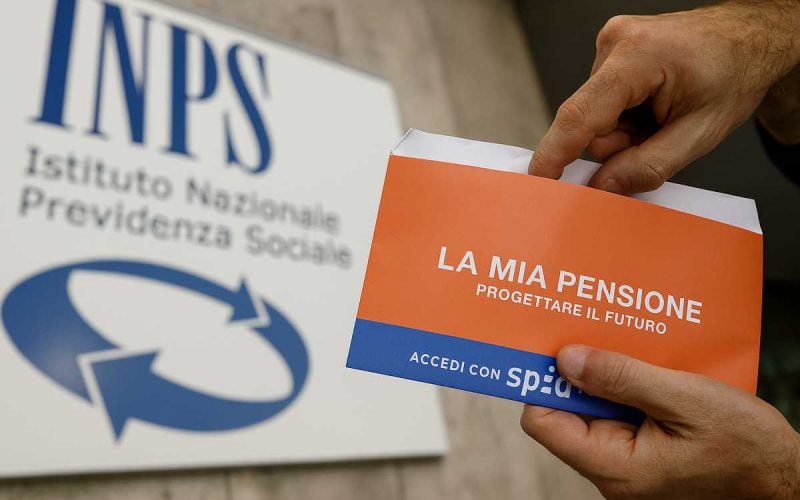 Mani che tengono un documento “La mia pensione” davanti a un’insegna INPS, simbolo della gestione separata