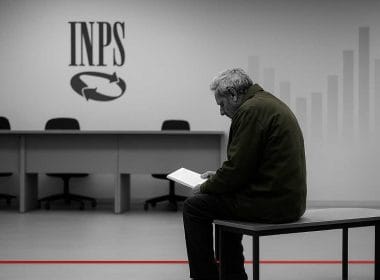 Integrazione al minimo: anziano seduto in attesa in un ufficio INPS mentre consulta documenti relativi a pensioni di invalidità e integrazione al minimo.
