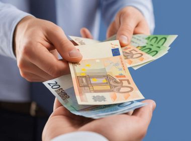 Attività creditizia abusiva: scambio di denaro in contanti, concetto di attività creditizia abusiva e concessione illegale di prestiti.
