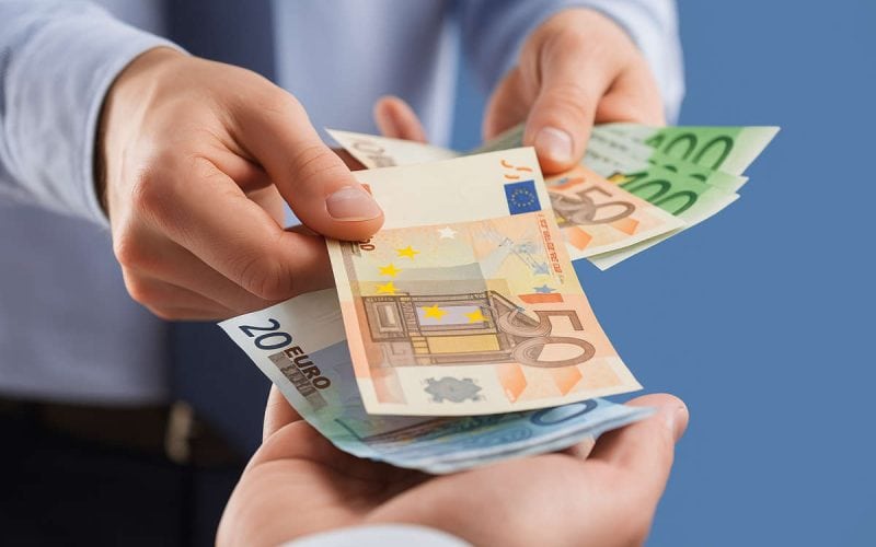 Attività creditizia abusiva: scambio di denaro in contanti, concetto di attività creditizia abusiva e concessione illegale di prestiti.