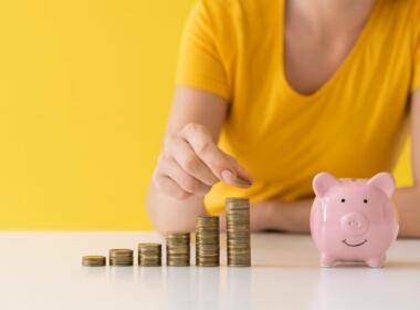 Gestione liquidità PMI: monete in crescita e salvadanaio a simboleggiare la necessità di bilanciare riserve di cassa e investimenti aziendali.