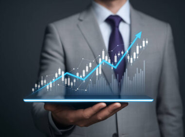 Uomo d'affari mostra grafici DSCR crescita finanziaria tablet