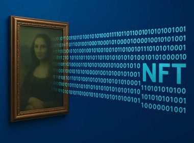 Arte digitale e finanza del futuro. Illustrazione digitale di un quadro della Gioconda in cornice dorata con codice binario e scritta NFT su sfondo blu elettrico