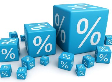 Cubi blu con simbolo di percentuale, rappresentazione visiva delle obbligazioni e dei rendimenti legati ai titoli di debito.