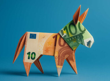Origami mulo con banconote euro illustra truffa WhatsApp money muling