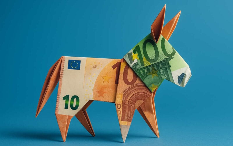 Origami mulo con banconote euro illustra truffa WhatsApp money muling