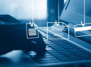 Attacco di phishing social con furto di password e dati personali tramite e-mail e documenti falsi su computer portatile.