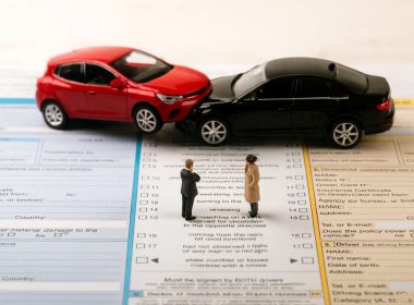 Due auto coinvolte in un incidente raffigurate su un modulo assicurativo, simbolo dei 2,9 milioni di veicoli non assicurati che circolano in Italia senza copertura RCA.