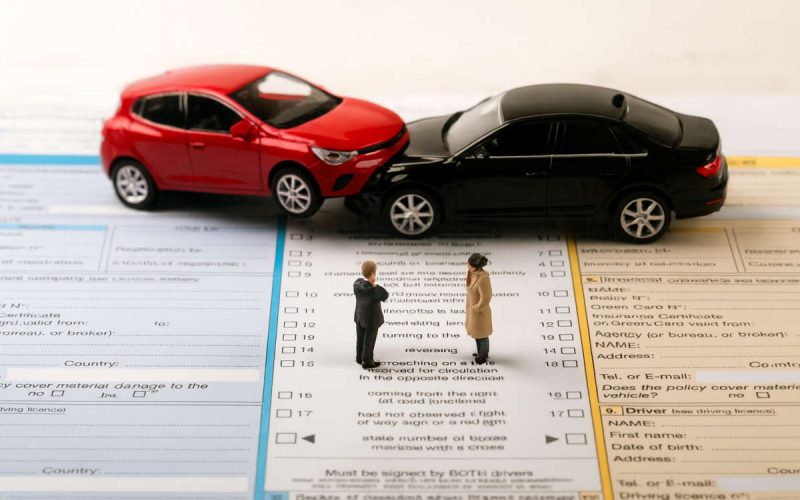Due auto coinvolte in un incidente raffigurate su un modulo assicurativo, simbolo dei 2,9 milioni di veicoli non assicurati che circolano in Italia senza copertura RCA.