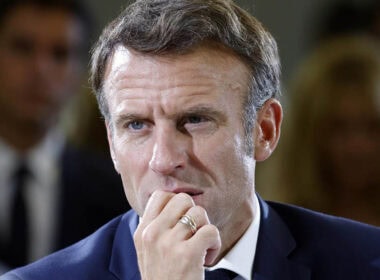 Francia in crisi economica: palazzo dell'Eliseo e grafici deficit