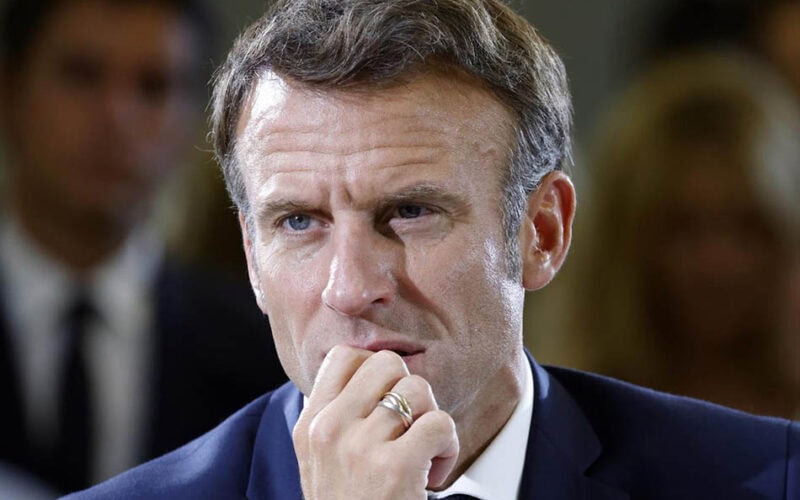 Francia in crisi economica: palazzo dell'Eliseo e grafici deficit