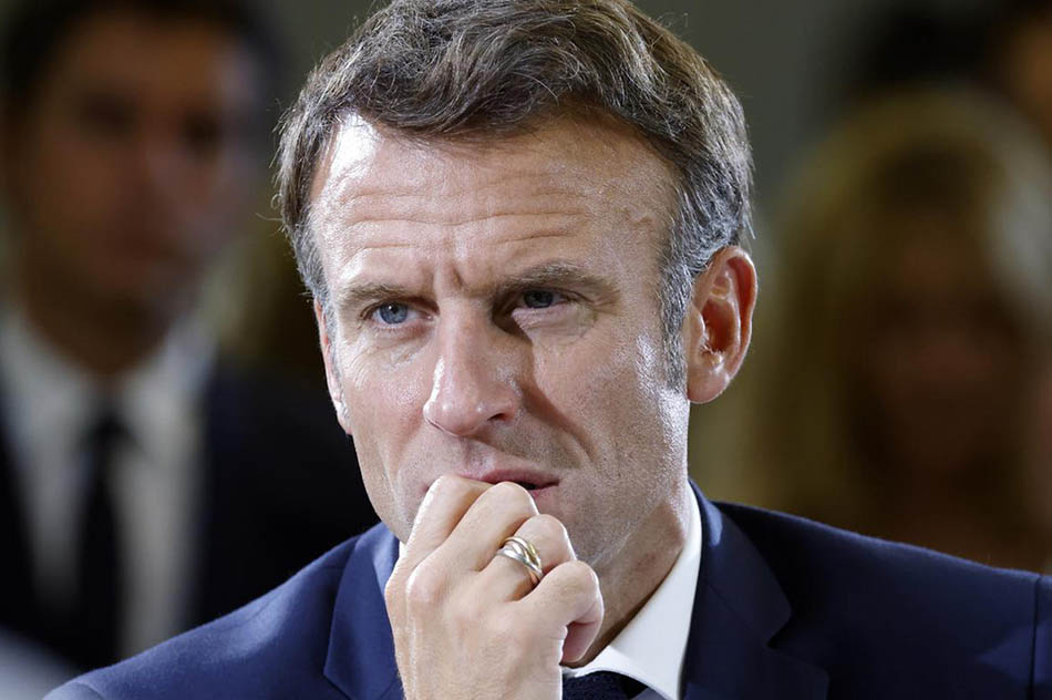 Francia in crisi economica: palazzo dell'Eliseo e grafici deficit