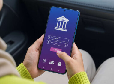 Persona accede a un’app bancaria da smartphone per effettuare bonifici 2025, con login protetto e interfaccia digitale moderna.