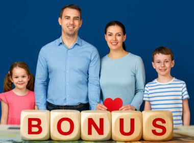 Famiglia sorridente con scritta BONUS, simbolo del bonus famiglie 2025