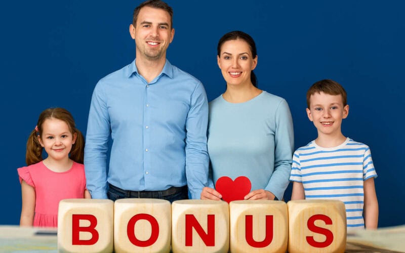 Famiglia sorridente con scritta BONUS, simbolo del bonus famiglie 2025