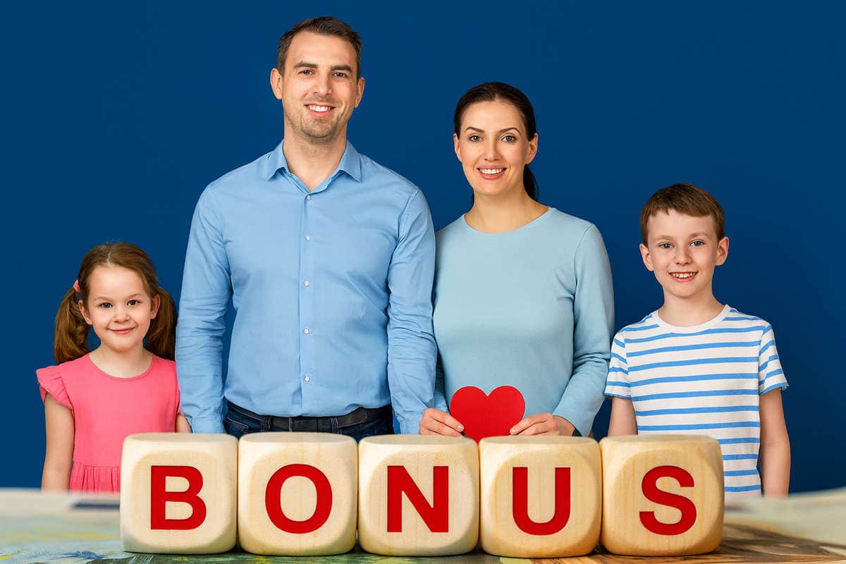 Famiglia sorridente con scritta BONUS, simbolo del bonus famiglie 2025