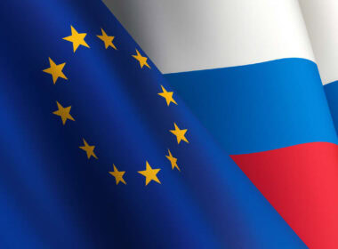 Bandiere Unione Europea e Russia intrecciate, simbolo della guerra finanziaria