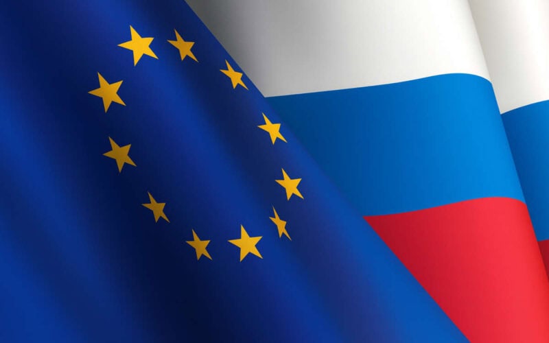Bandiere Unione Europea e Russia intrecciate, simbolo della guerra finanziaria