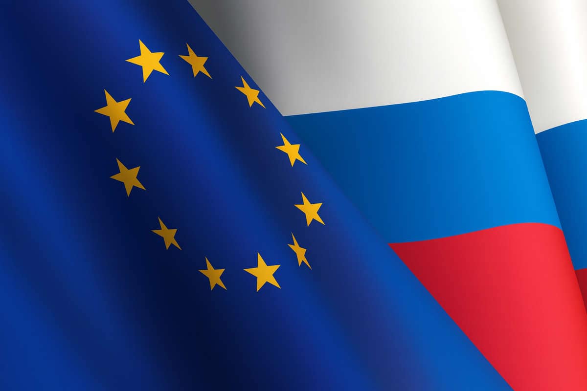 Bandiere Unione Europea e Russia intrecciate, simbolo della guerra finanziaria
