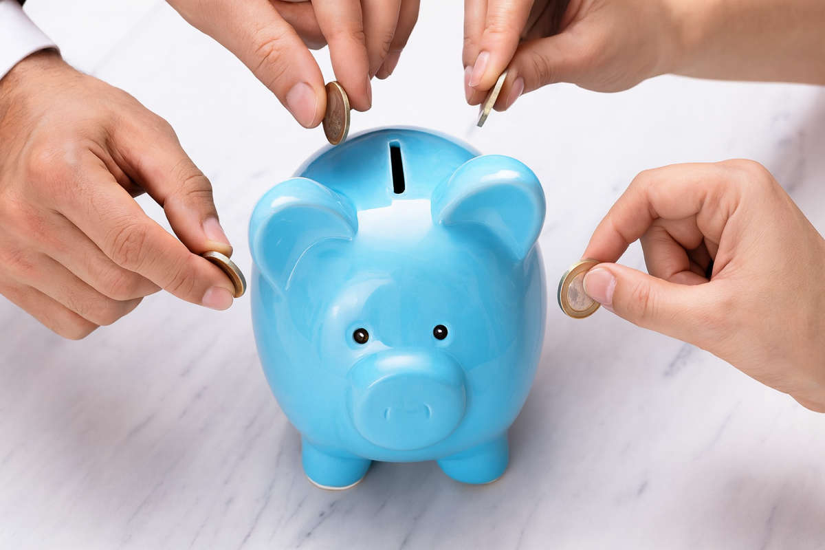 Persone che inseriscono monete in un salvadanaio azzurro, simbolo di lending crowdfunding