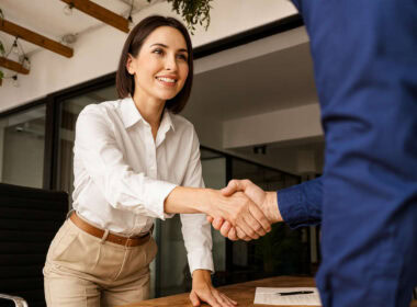 Incontro professionale con mediatori creditizi con stretta di mano in ufficio moderno